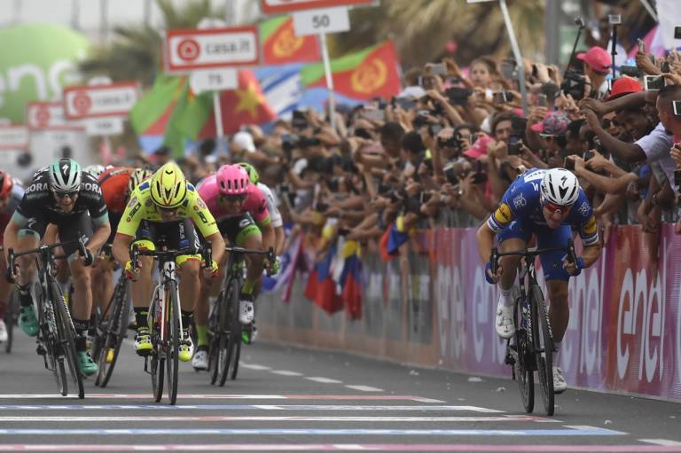 Elia Viviani (Quick-Step Floors) domine le premier sprint du Giro 2018