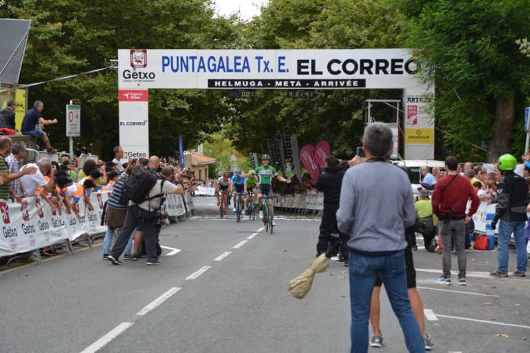 Alex Aranburu (Caja Rural-RGA) s’offre au sprint le Circuit de Getxo
