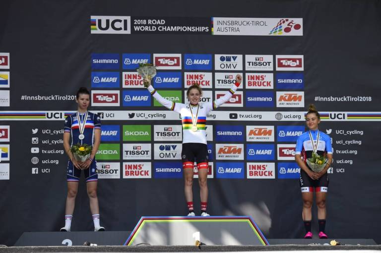 Laura Stigger décroche le maillot arc-en-ciel à domicile
