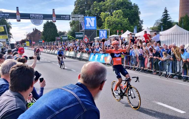 Taco van der Hoorn résiste au retour du peloton sur la Primus Classic