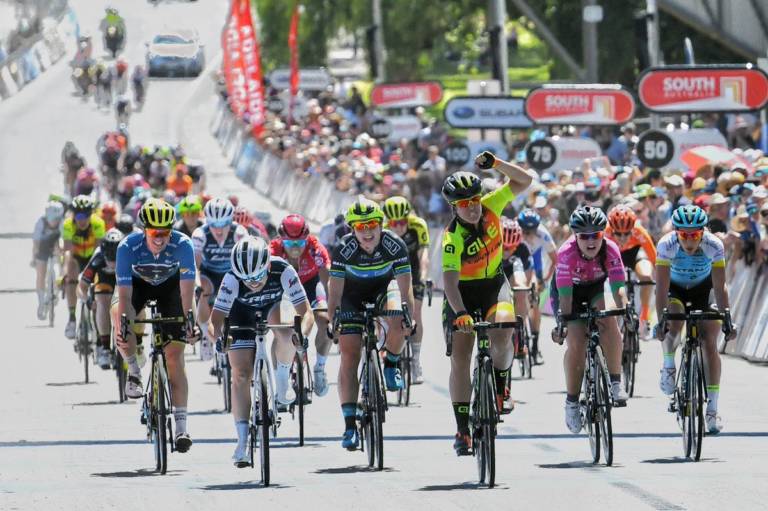 Chloe Hosking décroche la 4e étape, Amanda Spratt gagne le général