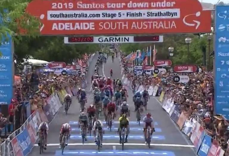 Jasper Philipsen déclaré vainqueur après disqualification de Caleb Ewan