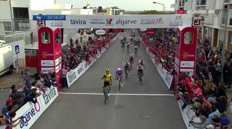 Dylan Groenewegen fait la loi au sprint, Arnaud Démare 2e