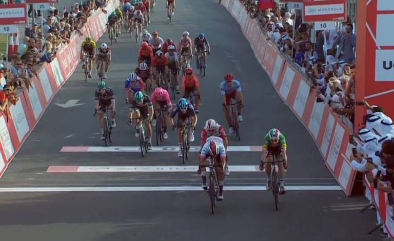 Fernando Gaviria arrache la victoire au sprint