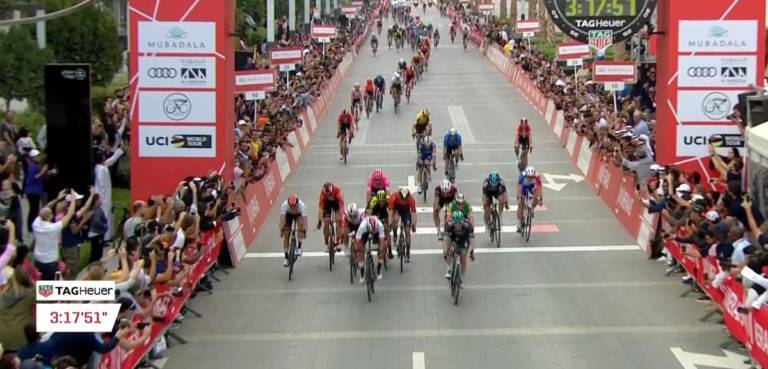 La dernière étape pour Sam Bennett, Primoz Roglic vainqueur final