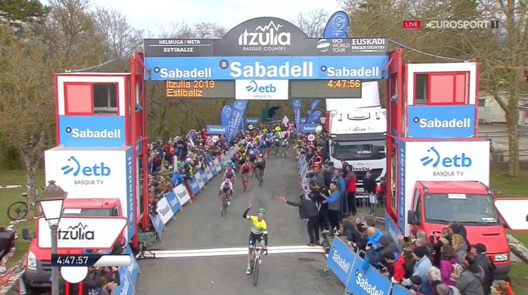 Maximilian Schachmann renforce sa position de leader