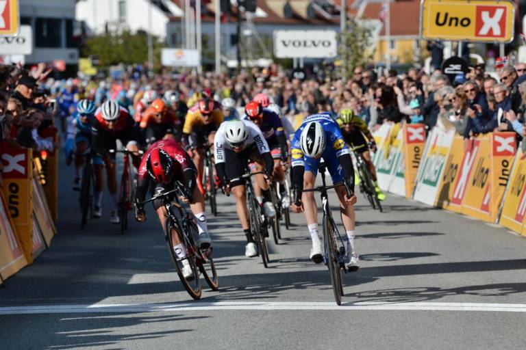 Alvaro Hodeg impose sa pointe de vitesse aux Norvégiens