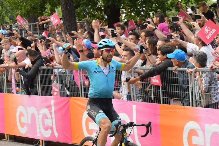 Dario Cataldo bat Mattia Cattaneo au sprint, Primoz Roglic perd du temps