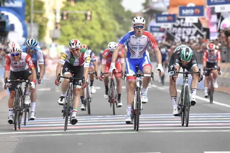 Arnaud Démare gagne sa première étape sur les routes du Giro 2019 !