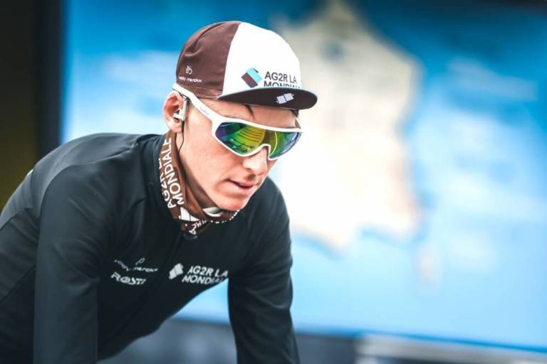 Romain Bardet, touché au genou, pense toujours au général