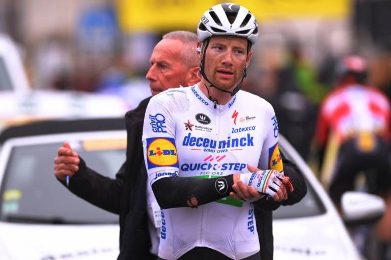 Sam Bennett sanctionné pour ses coups à Quintana sur Paris-Nice