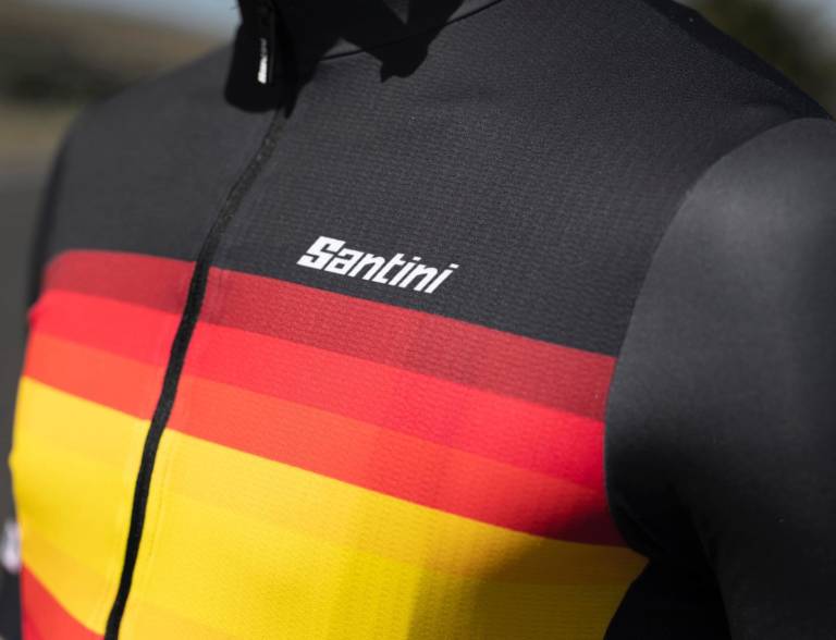 Santini arrête ses vêtements de vélo et fabrique des masques