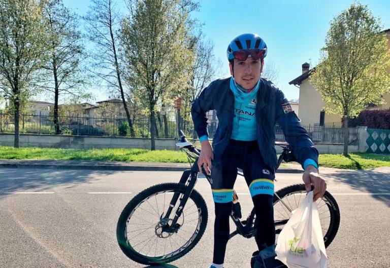 Davide Martinelli coursier bénévole en Italie pendant le Covid-19