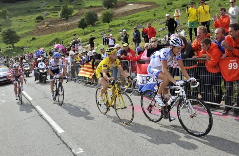 Thomas Voeckler et son maillot jaune sur l’Alpe d’Huez du Tour de France 2011