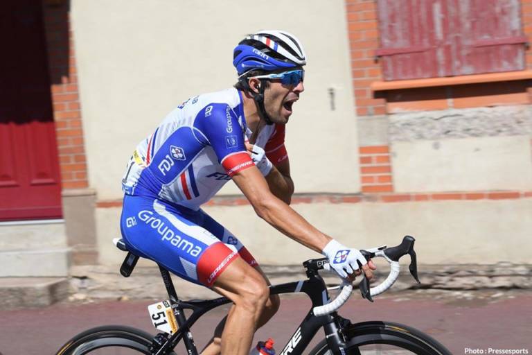 Thibaut Pinot piégé dans la bordure à Albi sur le Tour de France 2019