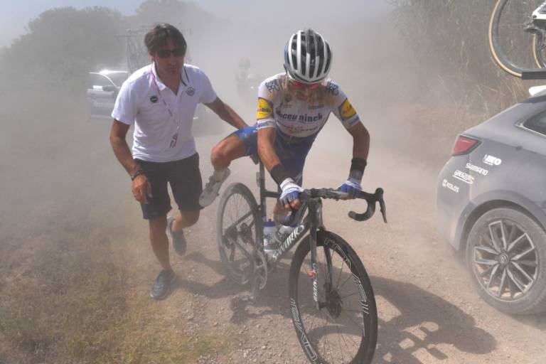 Julian Alaphilippe crève 5 fois sur les Strade Bianche : « C’était impossible »