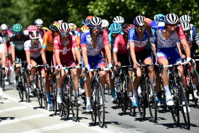 Thibaut Pinot tombe mais s’en tire bien au Critérium du Dauphiné