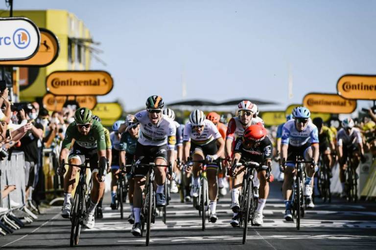 Sam Bennett domine le sprint de la 10e étape du Tour de France
