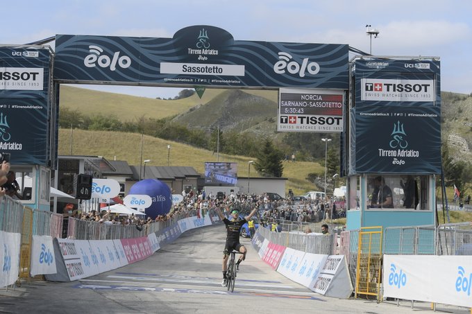 Simon Yates net vainqueur de la 5e étape et nouveau leader de Tirreno-Adriatico