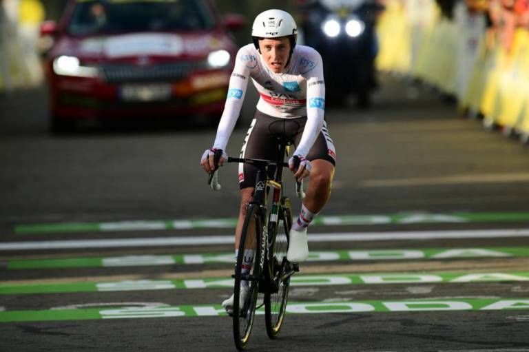Tadej Pogacar prend le maillot jaune à Primoz Roglic sur le chrono du Tour de France