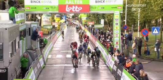 Mads Pedersen s'illustre dans un sprint massif au BinckBank Tour