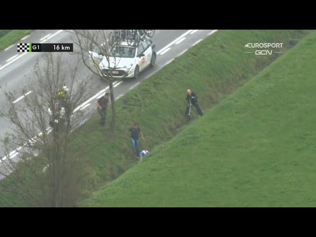 Vidéo : Mathieu van der Poel tombe dans le fossé sur l’AG Driedaagse Brugge-De Panne