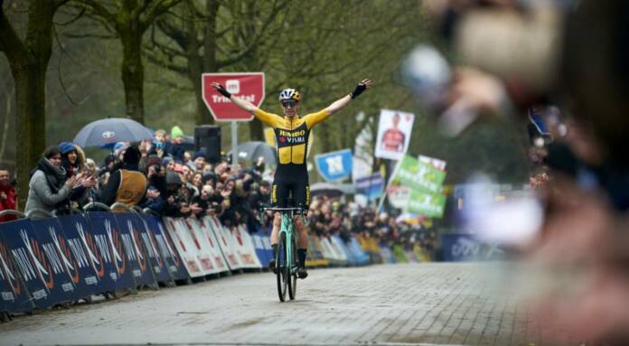 Wout van Aert reprend sur une manche de coupe du monde