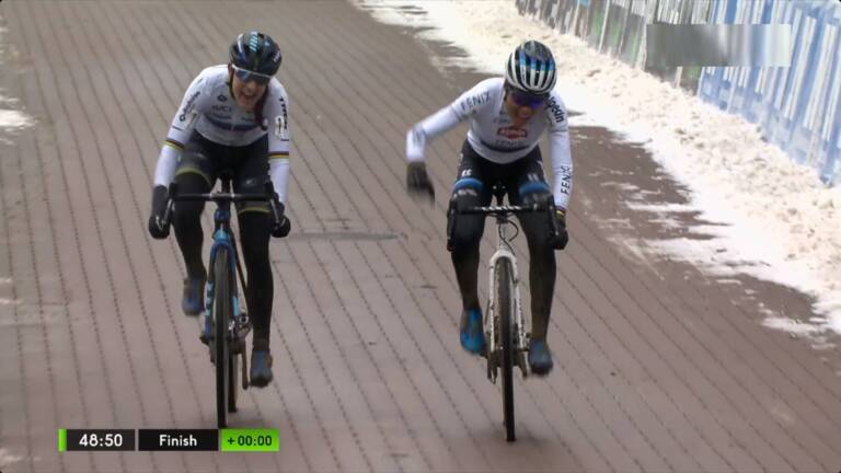 Ceylin del Carmen Alvarado bat au sprint Lucinda Brand