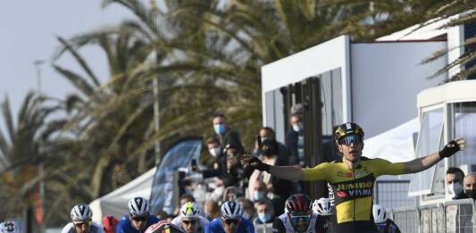 La première étape de tirreno-adriatico remportée par Wout van Aert