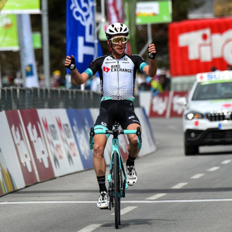 Simon Yates s’impose et prend la tête du général au Tour des Alpes