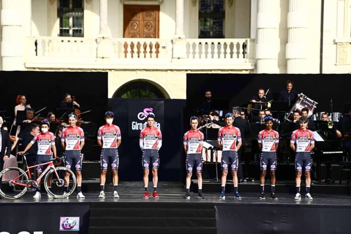 Androni Giocattoli autour de son leader Cepeda sur le Giro 2021