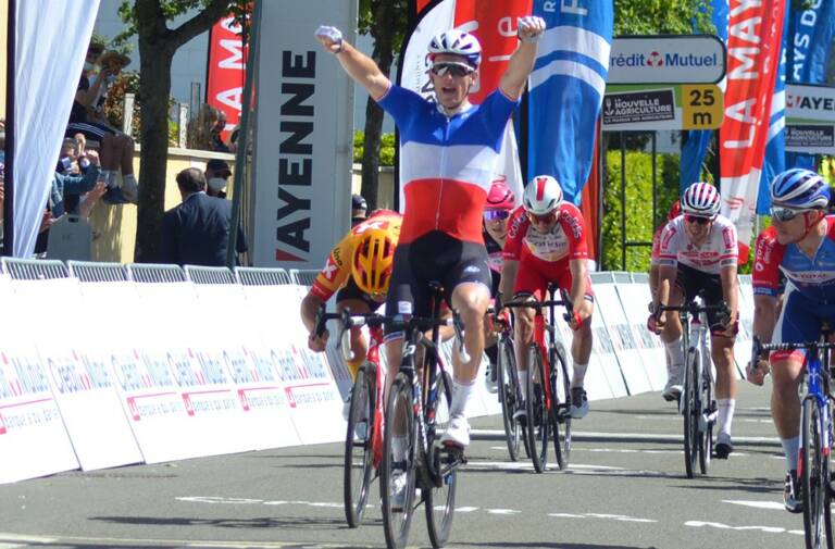 Arnaud Démare gagne au sprint la 2e étape des Boucles de la Mayenne 2021