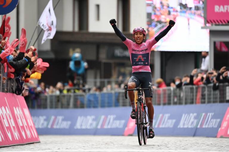 Egan Bernal remporte la 16e étape du Giro 2021, Romain Bardet 2e