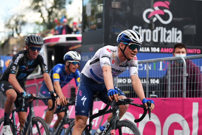 Remco Evenepoel s'éloigne du maillot rose du Giro