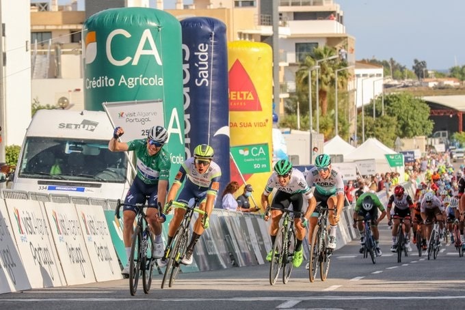 Sam Bennett impose sa loi sur les routes du Tour d'Algarve