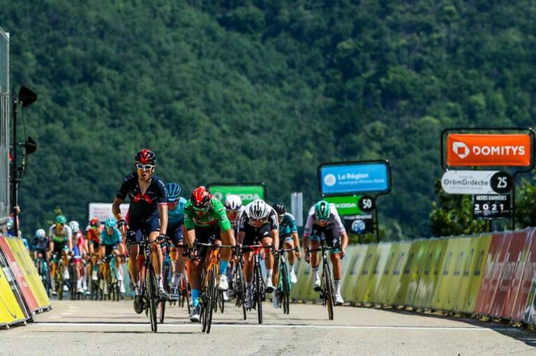 Geraint Thomas fait le coup du kilomètre et gagne la 5e étape du Critérium du Dauphiné 2021