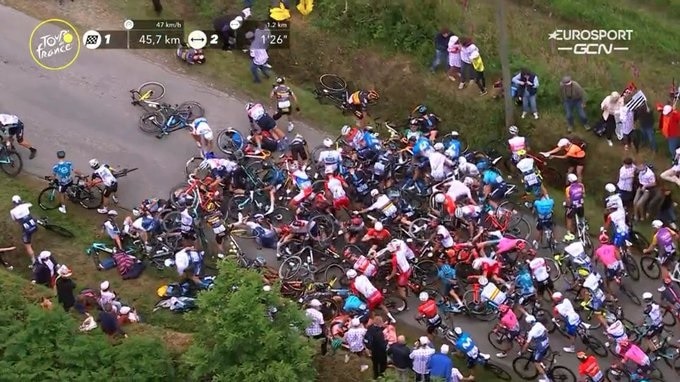Enorme chute à la 1re étape du Tour de France 2021