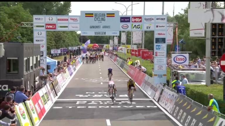 Wout Van Aert champion de Belgique 2021 juste devant Edward Theuns