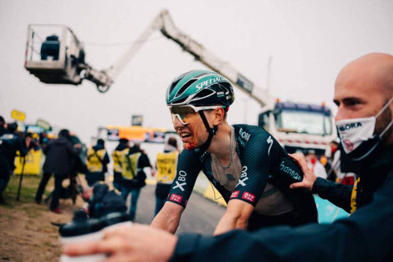 Wilco Kelderman, 6e du classement général, termine en sang la 17e étape du Tour de France 2021