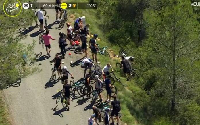 Une violente chute à 60 km de l'arrivée de la 13e étape du Tour de France 2021