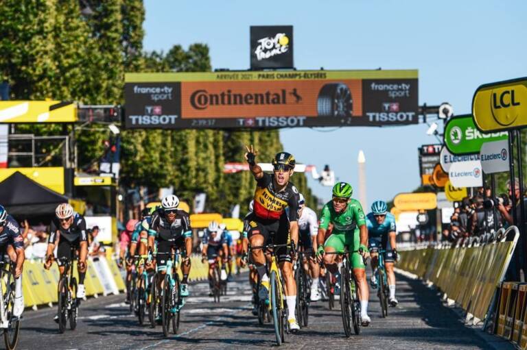 Wout Van Aert plus fort que Mark Cavendish sur la 21e étape du Tour de France 2021
