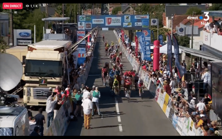 Jason Tesson crée la sensation en battant Elia Viviani sur la 2e étape du Tour Poitou-Charentes 2021