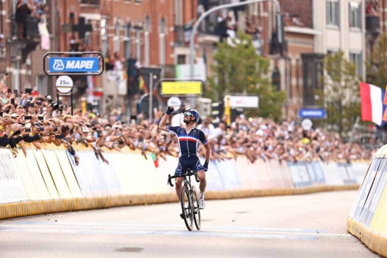 Julian Alaphilippe s’impose chez les Elites Hommes aux Championnats du Monde 2021