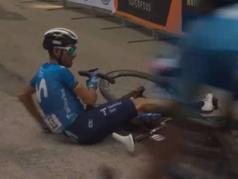 La chute d’Alejandro Valverde après avoir gagné la 3e étape du Tour de Sicile 2021