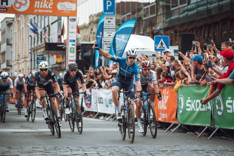 Alvaro Hodeg remporte la 1e étape du Tour de Slovaquie 2021 face à Peter Sagan