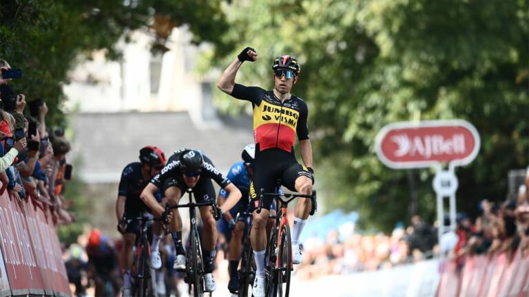 Wout Van Aert gagne dès son retour sur la 1re étape du Tour de Grande-Bretagne 2021