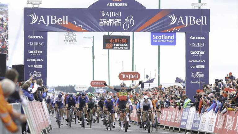 Wout Van Aert remporte au sprint la 8e étape du Tour de Grande-Bretagne 2021 et le général