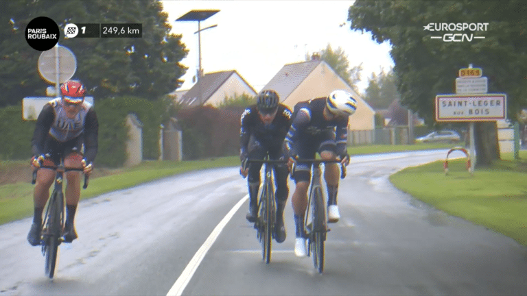 DIRECT LIVE Paris-Roubaix 2021 : Trois coureurs échappés, avec Trentin
