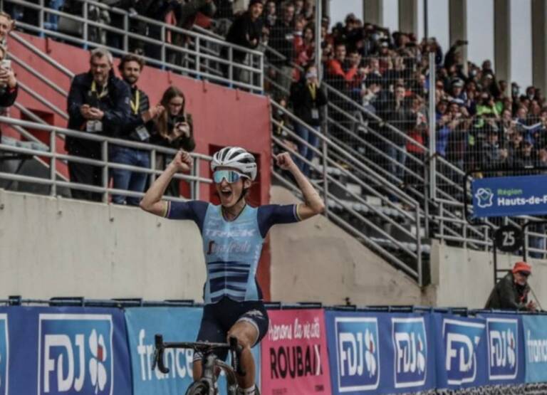 Lizzie Deignan remporte Paris-Roubaix Femmes 2021 après un numéro en solitaire