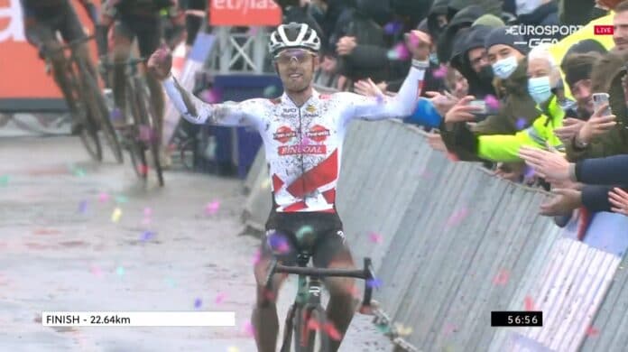 Eli Iserbyt gagne avec le maillot de leader de la Coupe du Monde de Cyclo-Cross